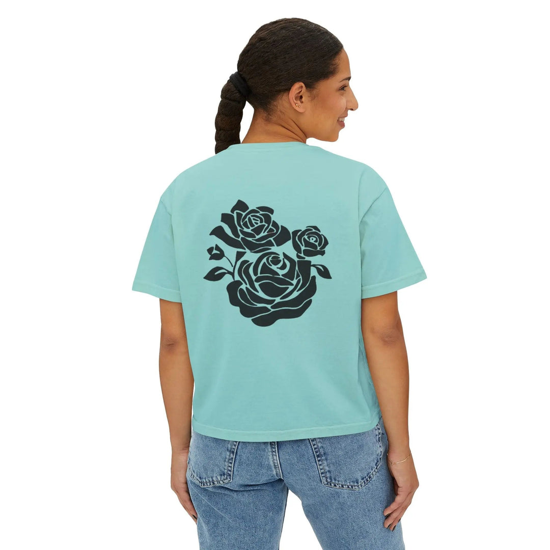 Floral Women's Boxy Tee - Minimalistisches Rosendesign für jeden Tag.
