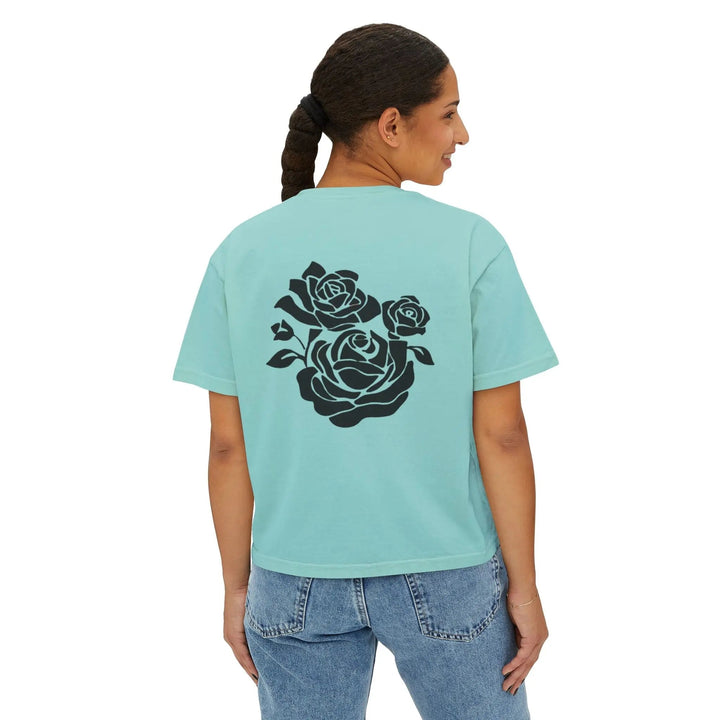Floral Women's Boxy Tee - Minimalistisches Rosendesign für jeden Tag.